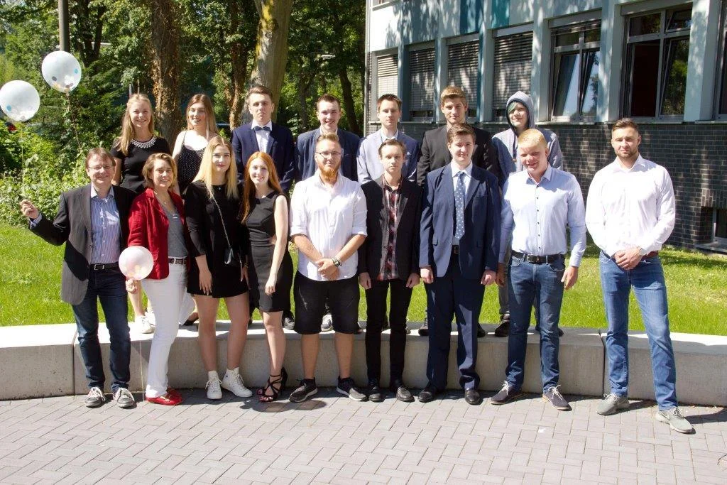 Bild: Unsere Absolventinnen und Absolventen der Fachoberschule für Wirtschaft:
