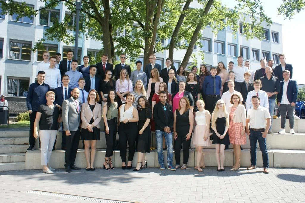 Bild: Unsere Absolventinnen und Absolventen der Zweijährigen Berufsfachschule für Wirtschaft und Verwaltung (Höhere Handelsschule):