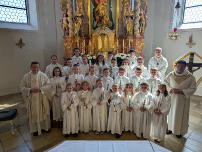 Die 20 Erstkommunionkinder mit Pfarrvikar Anton Kopp, Pastoralreferent Winfried Weber und den Ministranten.  (Bild vergr&ouml;&szlig;ern)