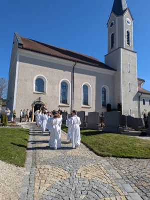 Gemeinsam zogen sie in die Pfarrkirche Sankt Georg ein.  (Bild vergr&ouml;&szlig;ern)