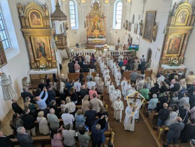 Gemeinsamer Auszug aus der Kirche am Ende des Gottesdienstes.  (Bild vergr&ouml;&szlig;ern)