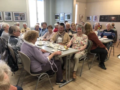 Foto des Albums: Literatur-Café zum Welttag des Buches: Ute Apitz liest und singt 