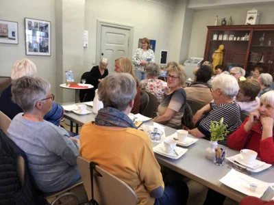 Foto des Albums: Literatur-Café zum Welttag des Buches: Ute Apitz liest und singt 