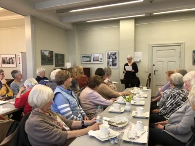 Foto des Albums: Literatur-Café zum Welttag des Buches: Ute Apitz liest und singt 
