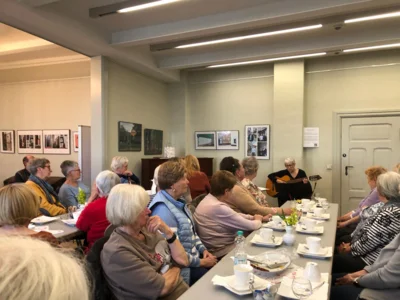 Foto des Albums: Literatur-Café zum Welttag des Buches: Ute Apitz liest und singt 