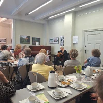 Foto des Albums: Literatur-Café zum Welttag des Buches: Ute Apitz liest und singt 