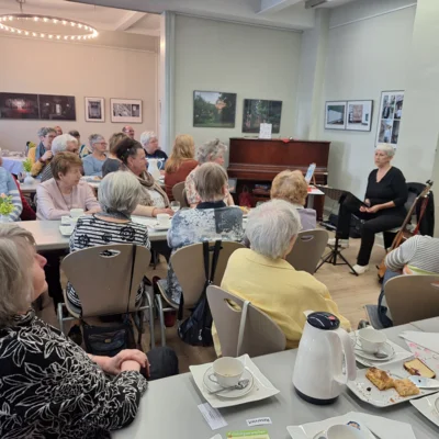 Foto des Albums: Literatur-Café zum Welttag des Buches: Ute Apitz liest und singt 