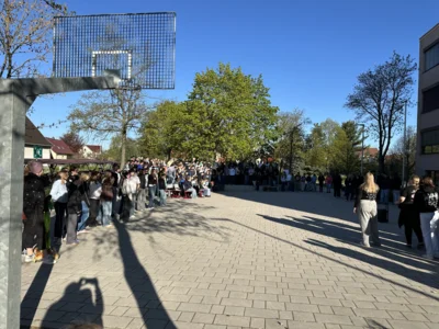 Die gesamte Schule versammelt auf dem Schulhof  (Bild vergr&ouml;&szlig;ern)