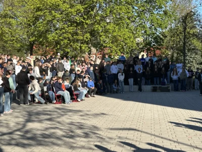Die gesamte Schule versammelt auf dem Schulhof  (Bild vergr&ouml;&szlig;ern)