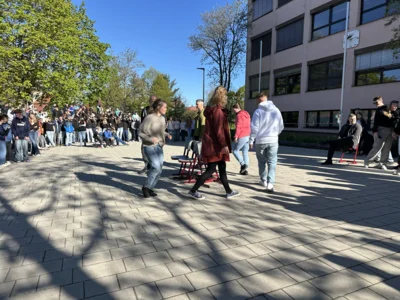 Stuhltanz der Lehrer  (Bild vergr&ouml;&szlig;ern)
