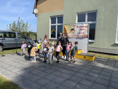 Die Er&ouml;ffnung mit der Kita "Villa Kunterbunt"  (Bild vergr&ouml;&szlig;ern)