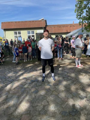 Tristan A&szlig;emacher musste eine Extra-Runde f&uuml;r die Bambinis drehen  (Bild vergr&ouml;&szlig;ern)