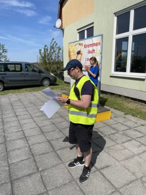 Marco Fiedler hatte die Siegerehrung fest im Griff und brachte alle Gewinnerinnen und Gewinner aufs Treppchen  (Bild vergr&ouml;&szlig;ern)