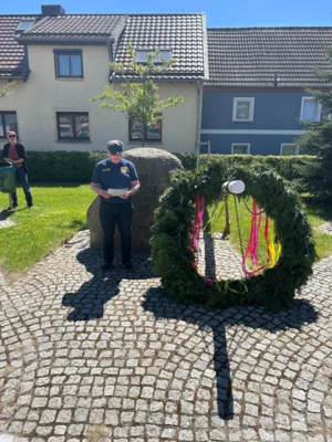 Foto des Albums: Maifeier, Maibäume umd Aufräumen nach dem Maifeuer