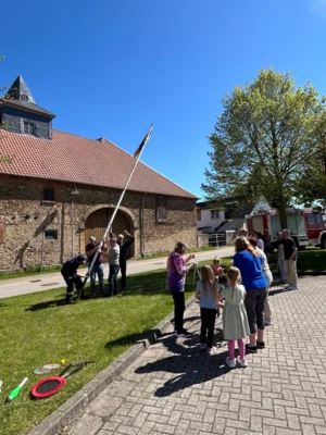 Foto des Albums: Maifeier, Maibäume umd Aufräumen nach dem Maifeuer
