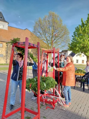Foto des Albums: Maifeier, Maibäume umd Aufräumen nach dem Maifeuer