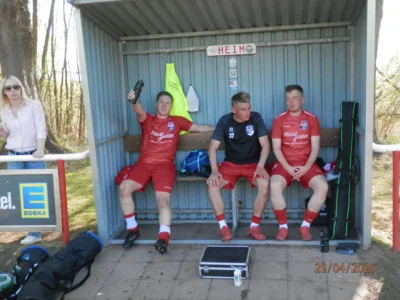 Deutlich gezeichnete Gesichter nach viel Laufarbeit auch bei den bereits ausgewechselten Wariner Spielern Marvin Tiegs, Hannes Brandenburg und Daniel Gertz (von links). 