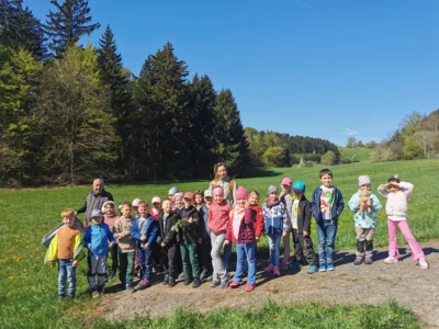 Foto des Albums: Mit allen Sinnen durch den Wald - Löwen- und Tigerklasse auf Entdeckungstour