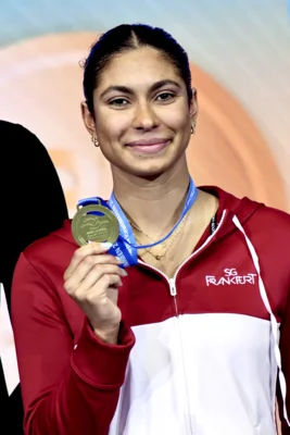 Vorschaubild: Anna Elendt (SG Frankfurt) bei der Siegerehrung