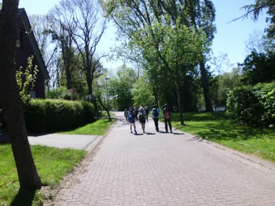Auf der Apfelallee  (Bild vergr&ouml;&szlig;ern)