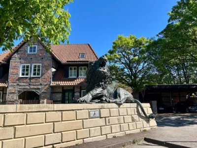 Die L&ouml;wenskulptur von Bernd Maro  (Bild vergr&ouml;&szlig;ern)