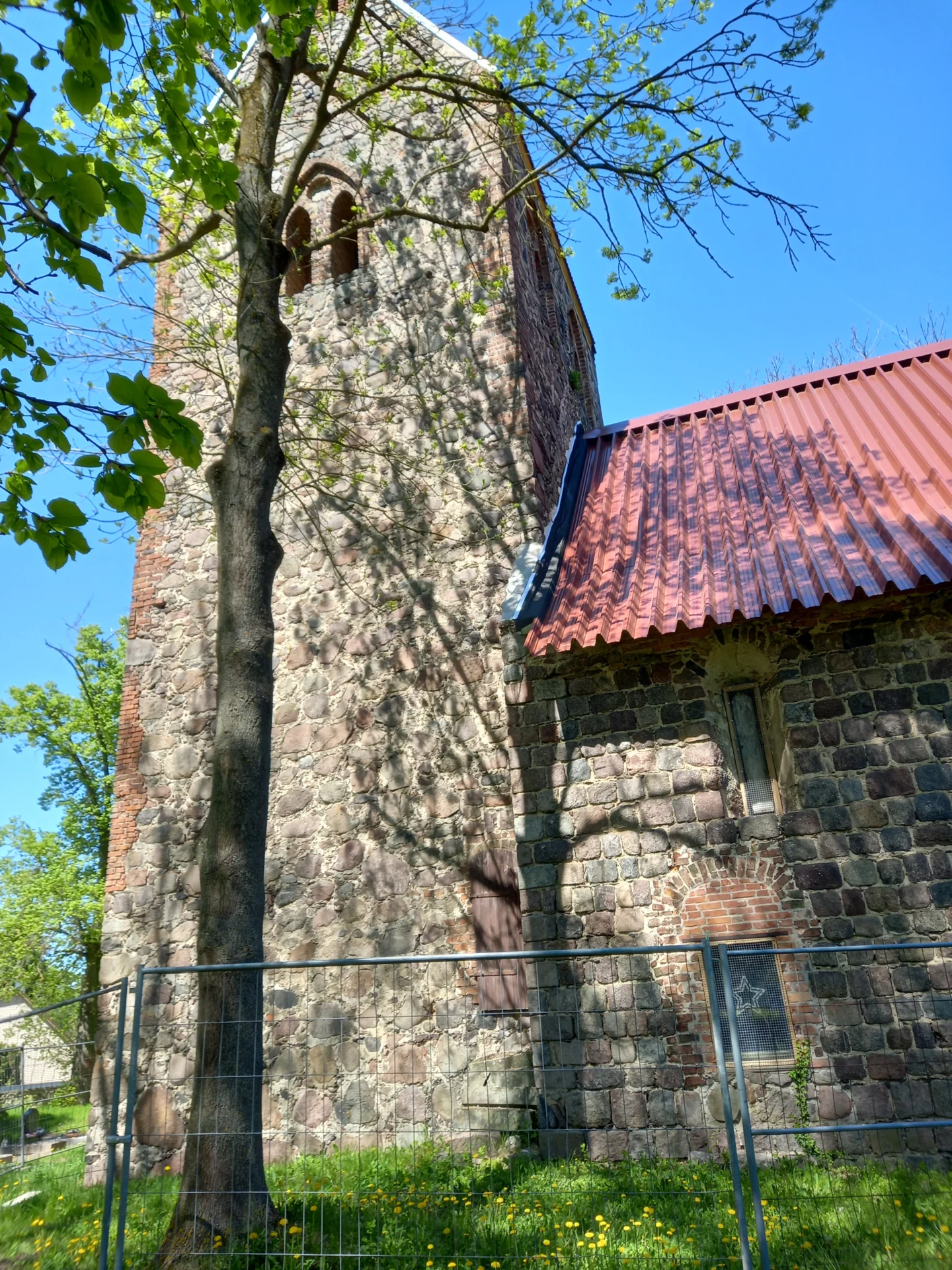 Bild: KIrche Ringenwalde mit Notdach
