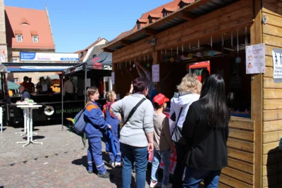 F&uuml;r Kaffee und Kuchen sorgte der Abiturjahrgang 2027. Die gro&szlig;e Auswahl an Kuchen sorgte f&uuml;r gro&szlig;e Nachfrage.  (Bild vergr&ouml;&szlig;ern)