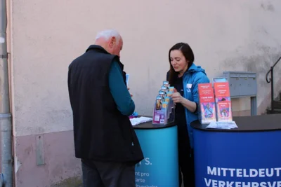 Die PNVG bietet einen Rabatt beim Busfahren mit der Stadtlinie an f&uuml;r alle, die die App Moovme nutzen. Daf&uuml;r wurde am Nachmittag geworben.  (Bild vergr&ouml;&szlig;ern)
