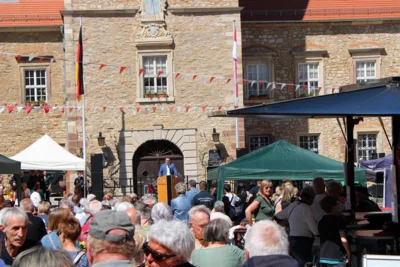 Nach dem Gottesdienst begr&uuml;&szlig;te B&uuml;rgermeister Andreas Nette die zahlreichen G&auml;ste auf dem Markt.  (Bild vergr&ouml;&szlig;ern)