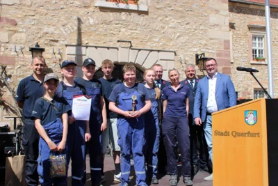 Bereits am Vormittag hatte der Wettbewerb der Jugendfeuerwehren - L&ouml;schangriff nass - stattgefunden. Den dritten Platz belegte die Mannschaft aus Gatterst&auml;dt.  (Bild vergr&ouml;&szlig;ern)