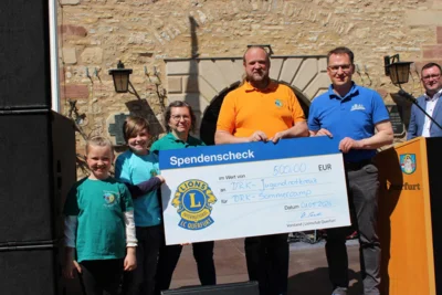Der Lionsclub Querfurt nutzte die B&uuml;hne, um einen Spendenscheck &uuml;ber 500 Euro an das DRK Merseburg-Querfurt zu &uuml;bergeben. Das Geld wird f&uuml;r das n&auml;chste Sommercamp verwendet.  (Bild vergr&ouml;&szlig;ern)