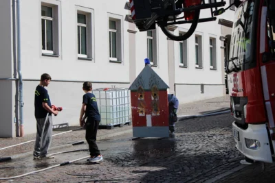 F&uuml;r die j&uuml;ngeren Besucher wurde ebenfalls allerhand geboten. So konnten Sie sich im L&ouml;schangriff &uuml;ben.  (Bild vergr&ouml;&szlig;ern)