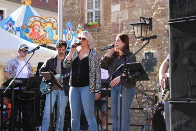 Ab dem sp&auml;ten Nachmittag spielte die Band Kaesslight.  (Bild vergr&ouml;&szlig;ern)