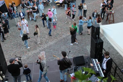Wie schon einige Stunden zuvor, wurde auch hier das Tanzbein geschwungen.  (Bild vergr&ouml;&szlig;ern)