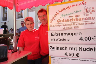 Wo die Feuerwehr ist, darf auch die Gulaschkanone nicht fehlen. Thomas Weniger und seine Frau freuten sich &uuml;ber rege Nachfrage.  (Bild vergr&ouml;&szlig;ern)