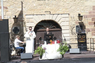 P&uuml;nktlich um 13:30Uhr startete mit dem &ouml;kumenischen Gottesdienst das 6. Fr&uuml;hlingsfest  (Bild vergr&ouml;&szlig;ern)