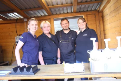 Die Mitglieder des Feuerwehrvereins Stadt Querfurt k&uuml;mmerten sich darum, dass niemand hungern musste. W&auml;hrend vorne verkauft wurde...  (Bild vergr&ouml;&szlig;ern)