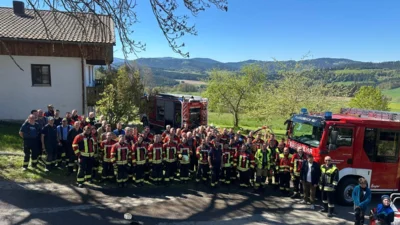 Zahlreiche Feuerwehrler &uuml;bten am 1. Mai bei einer Gemeinschafts&uuml;bung in der Gemeinde Prackenbach f&uuml;r den Ernstfall Waldbrand.  (Bild vergr&ouml;&szlig;ern)
