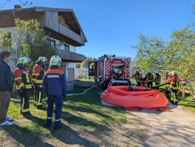 Im Pendelverkehr wurde durch verschiedene wasserf&uuml;hrende Feuerwehrfahrzeuge die Wasserversorgung sichergestellt. Als Wasserreserve diente der Prackenbacher Faltbeh&auml;lter.  (Bild vergr&ouml;&szlig;ern)