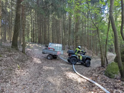 Quads unterst&uuml;tzten den &Uuml;bungsablauf im unwegsamen Gel&auml;nde.  (Bild vergr&ouml;&szlig;ern)