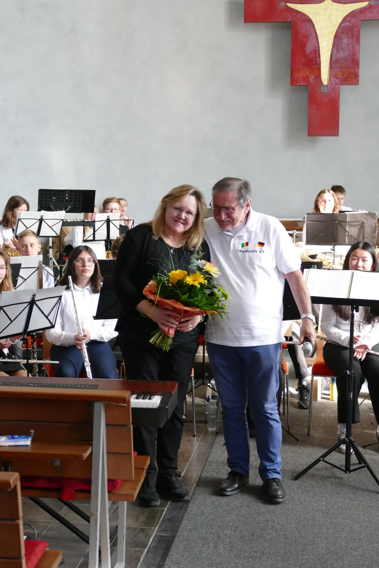 Bild: und ein Blumenstrauss für die Initiatorin