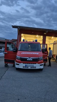 Nach der Ankunft wurde das neue Feuerwehrauto von zahlreichen Interessierten unter die Lupe genommen.  (Bild vergr&ouml;&szlig;ern)