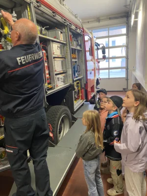 Foto des Albums: Besuch bei der Feuerwehr 🚒 Kl. 1a + 1b