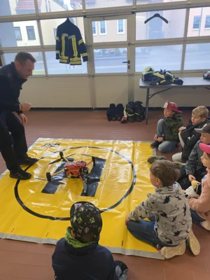 Foto des Albums: Besuch bei der Feuerwehr 🚒 Kl. 1a + 1b