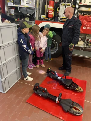 Foto des Albums: Besuch bei der Feuerwehr 🚒 Kl. 1a + 1b