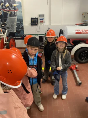 Foto des Albums: Besuch bei der Feuerwehr 🚒 Kl. 1a + 1b