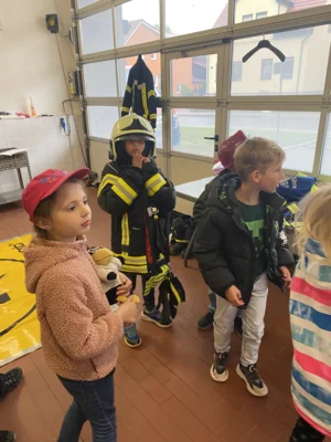 Foto des Albums: Besuch bei der Feuerwehr 🚒 Kl. 1a + 1b
