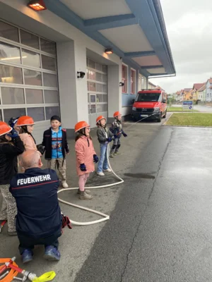 Foto des Albums: Besuch bei der Feuerwehr 🚒 Kl. 1a + 1b