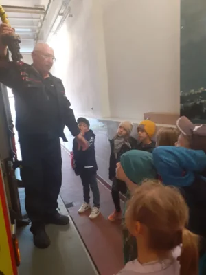 Foto des Albums: Besuch bei der Feuerwehr 🚒 Kl. 1a + 1b