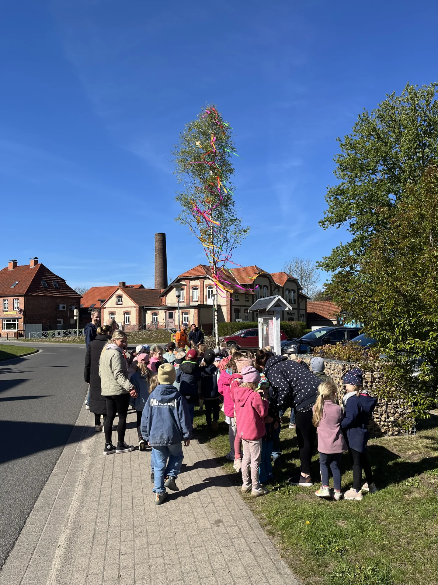 Bild: Kinder der Kita Vellahn schmücken den Vellahner Maibaum